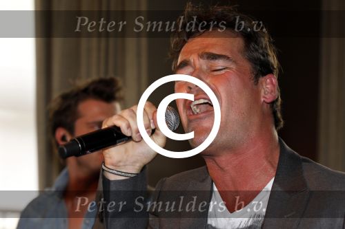 Amsterdam 15 april 2011
Presentatie nieuwe cd van Jeroen v d Boom bij het college hotel. Zijn vrouw Danie en zoon Luuk krijgen eerste cd
Peter Smulders bv