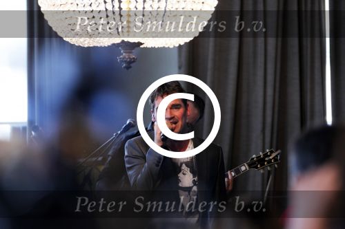 Amsterdam 15 april 2011
Presentatie nieuwe cd van Jeroen v d Boom bij het college hotel. Zijn vrouw Danie en zoon Luuk krijgen eerste cd
Peter Smulders bv