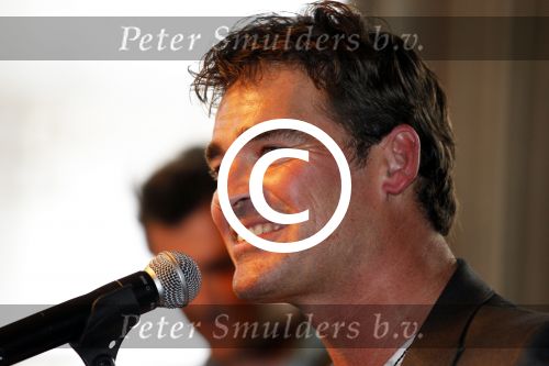 Amsterdam 15 april 2011
Presentatie nieuwe cd van Jeroen v d Boom bij het college hotel. Zijn vrouw Danie en zoon Luuk krijgen eerste cd
Peter Smulders bv