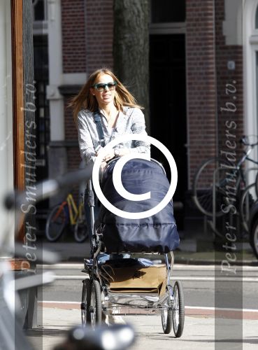 Amsterdam 8 april 2011
Jorinde Moll achter de kinderwagen.
Peter Smulders bv