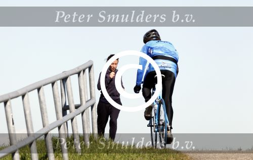 Uitdam 19 maart 
Katja Romer Schuurman aan het hardlopen bij haar op de dijk in uitdam.
Peter Smulders bv