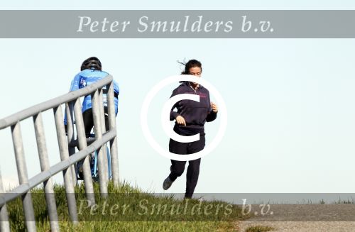 Uitdam 19 maart 
Katja Romer Schuurman aan het hardlopen bij haar op de dijk in uitdam.
Peter Smulders bv