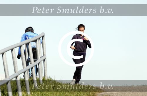 Uitdam 19 maart 
Katja Romer Schuurman aan het hardlopen bij haar op de dijk in uitdam.
Peter Smulders bv