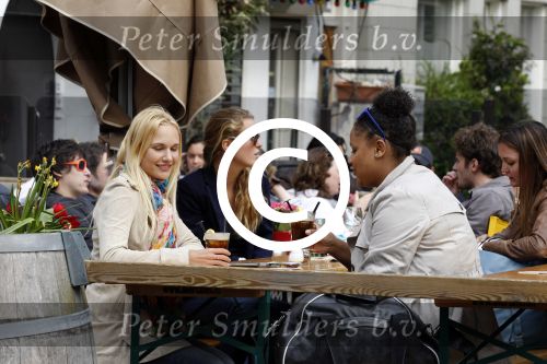 Amsterdam 4 april 2011
Kimberly klaver met collega Talisia Misiedjan op terras.
Peter Smulders bv
