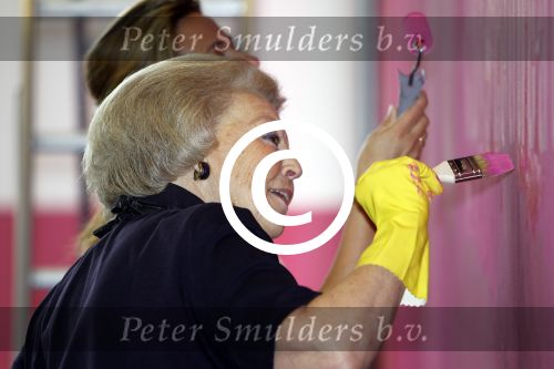 Arnhem 18 maart 2011
Koningin Beatrix Prins Bernhard jr Prins Pieter Christiaan en prinses Annette schilderen voor NL doet.
Peter Smulders bv