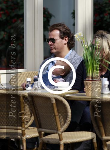 Amsterdam 13 april 2011
Leco v Zadelhoff met en baby op schoot op terras.
Peter Smulders bv