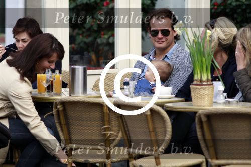 Amsterdam 13 april 2011
Leco v Zadelhoff met en baby op schoot op terras.
Peter Smulders bv