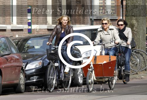 Amsterdam 4 april 2011
Liesbeth v Basten met een vriendin op de fiets.
Peter Smulders bv