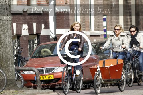 Amsterdam 4 april 2011
Liesbeth v Basten met een vriendin op de fiets.
Peter Smulders bv