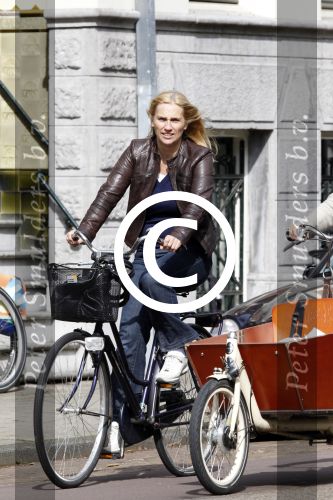Amsterdam 4 april 2011
Liesbeth v Basten met een vriendin op de fiets.
Peter Smulders bv