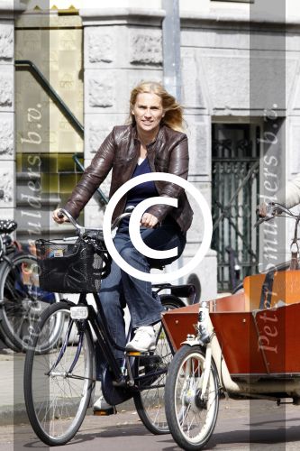 Amsterdam 4 april 2011
Liesbeth v Basten met een vriendin op de fiets.
Peter Smulders bv