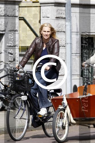 Amsterdam 4 april 2011
Liesbeth v Basten met een vriendin op de fiets.
Peter Smulders bv