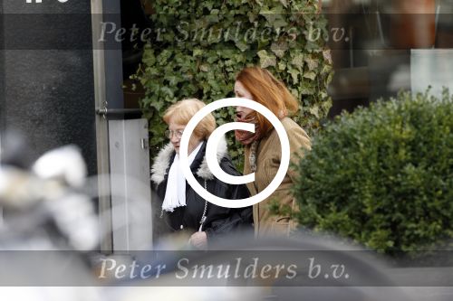 Amsterdam 4 maart 2006
Marian Mudder aan het winkelen met haar moeder op de cornelis schuytstraat
Peter Smulders bv