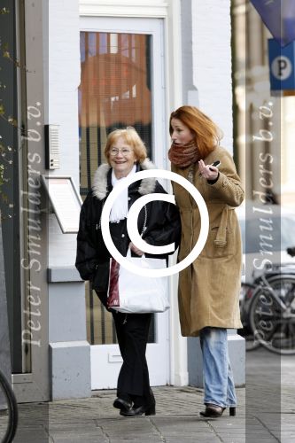 Amsterdam 4 maart 2006
Marian Mudder aan het winkelen met haar moeder op de cornelis schuytstraat
Peter Smulders bv