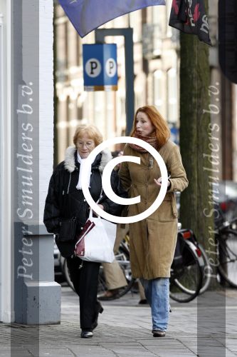 Amsterdam 4 maart 2006
Marian Mudder aan het winkelen met haar moeder op de cornelis schuytstraat
Peter Smulders bv