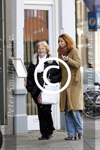 Amsterdam 4 maart 2006
Marian Mudder aan het winkelen met haar moeder op de cornelis schuytstraat
Peter Smulders bv