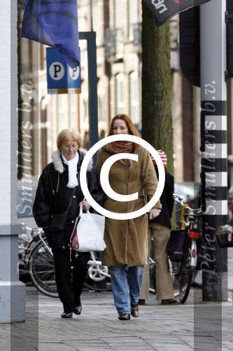 Amsterdam 4 maart 2006
Marian Mudder aan het winkelen met haar moeder op de cornelis schuytstraat
Peter Smulders bv