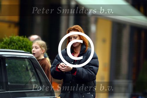 Amsterdam 5 maart 2003
Marian Mudder met fans en met man