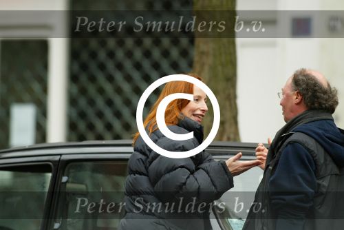 Amsterdam 5 maart 2003
Marian Mudder met fans en met man