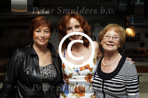 Amsterdam 29 maart 2011
Presentatie nieuwe boek Marian Mudder. Gooische Frieten ( Cynthia Abma en Annemieke Aalderink Bakker) reiken het ereste boek uit. Marian met moeder en zus
Peter Smulders bv