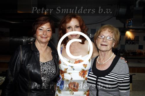 Amsterdam 29 maart 2011
Presentatie nieuwe boek Marian Mudder. Gooische Frieten ( Cynthia Abma en Annemieke Aalderink Bakker) reiken het ereste boek uit. Marian met moeder en zus
Peter Smulders bv