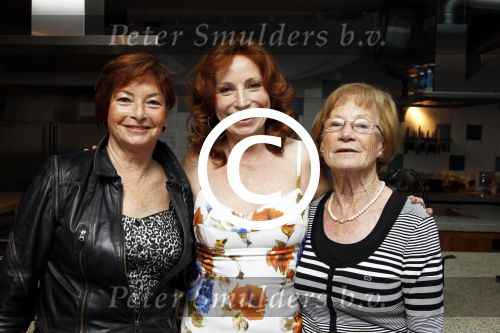 Amsterdam 29 maart 2011
Presentatie nieuwe boek Marian Mudder. Gooische Frieten ( Cynthia Abma en Annemieke Aalderink Bakker) reiken het ereste boek uit. Marian met moeder en zus
Peter Smulders bv