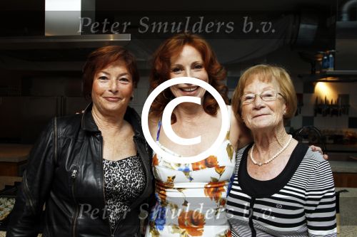 Amsterdam 29 maart 2011
Presentatie nieuwe boek Marian Mudder. Gooische Frieten ( Cynthia Abma en Annemieke Aalderink Bakker) reiken het ereste boek uit. Marian met moeder en zus
Peter Smulders bv