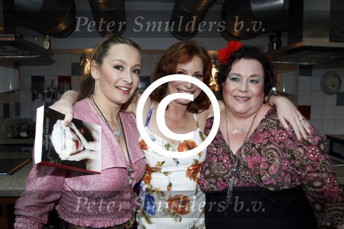 Amsterdam 29 maart 2011
Presentatie nieuwe boek Marian Mudder. Gooische Frieten ( Cynthia Abma en Annemieke Aalderink Bakker) reiken het ereste boek uit.
Peter Smulders bv