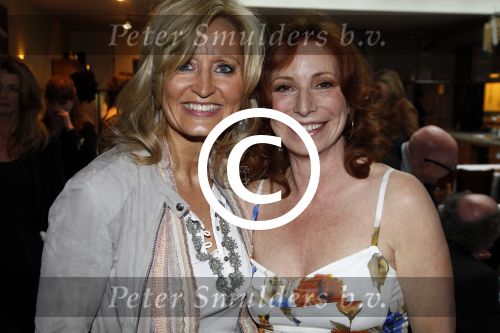 Amsterdam 29 maart 2011
Presentatie nieuwe boek Marian Mudder. Gooische Frieten ( Cynthia Abma en Annemieke Aalderink Bakker) reiken het ereste boek uit. Natasja Froger
Peter Smulders bv