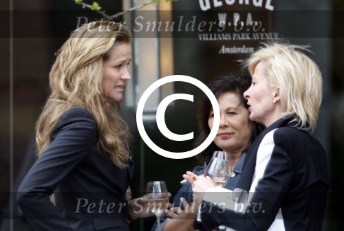 Amsterdam 1 april 2011
Caroline Tensen viert haar verjaardag met verschillende vriendinnen bij cafe George. Pauline Huiznga en Monique des Bouvrie
Peter Smulders bv