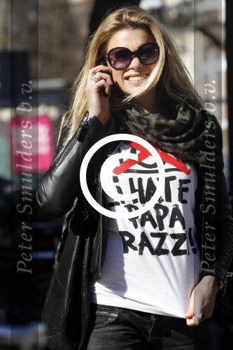 Amsterdam 27 maart 2011
Nicolette v Dam  met i hate paparazzi t shirt aan.
Peter Smulders bv