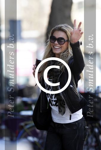 Amsterdam 27 maart 2011
Nicolette v Dam  met i hate paparazzi t shirt aan.
Peter Smulders bv