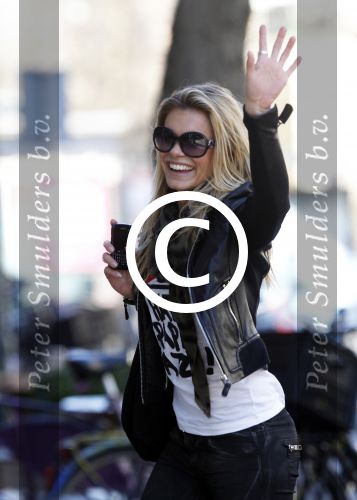Amsterdam 27 maart 2011
Nicolette v Dam  met i hate paparazzi t shirt aan.
Peter Smulders bv