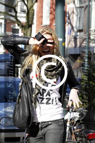 Amsterdam 27 maart 2011
Nicolette v Dam  met i hate paparazzi t shirt aan.
Peter Smulders bv