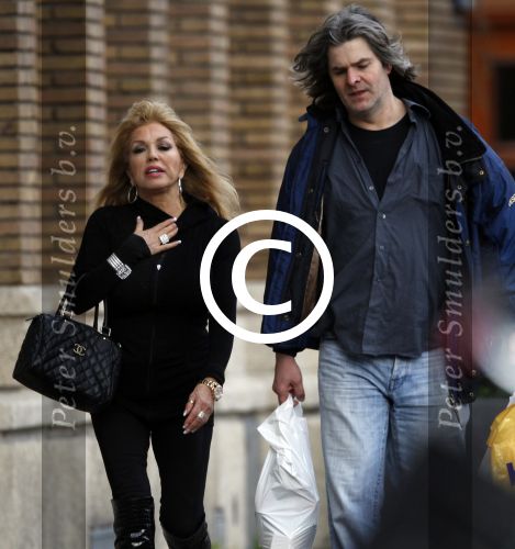 Amsterdam 31 maart 2011
Patricia Paay doet met een vriend boodschappen.
Peter Smulders bv
