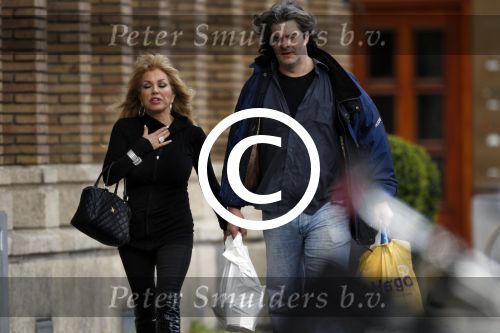 Amsterdam 31 maart 2011
Patricia Paay doet met een vriend boodschappen.
Peter Smulders bv