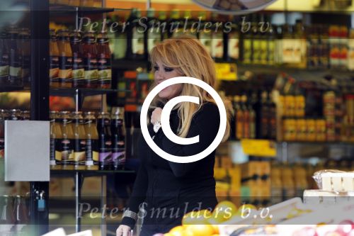 Amsterdam 31 maart 2011
Patricia Paay doet met een vriend boodschappen.
Peter Smulders bv