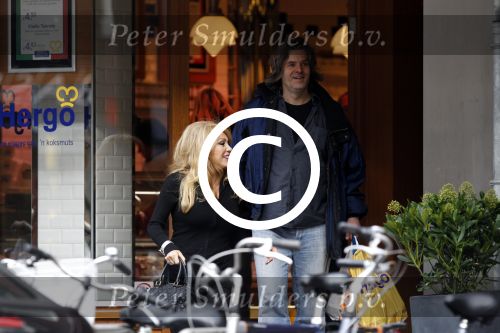 Amsterdam 31 maart 2011
Patricia Paay doet met een vriend boodschappen.
Peter Smulders bv