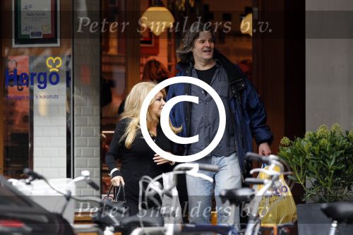 Amsterdam 31 maart 2011
Patricia Paay doet met een vriend boodschappen.
Peter Smulders bv