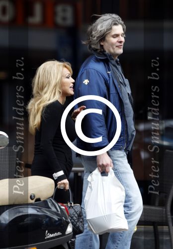 Amsterdam 31 maart 2011
Patricia Paay doet met een vriend boodschappen.
Peter Smulders bv
