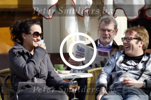 Amsterdam 29 maart 2011
Patrick Lodiers heeft het gezellig op terras met een dame.
Peter Smulders bv