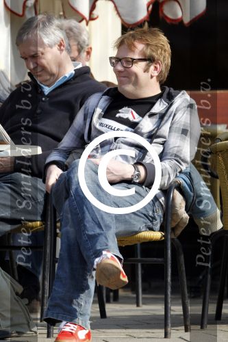 Amsterdam 29 maart 2011
Patrick Lodiers heeft het gezellig op terras met een dame.
Peter Smulders bv