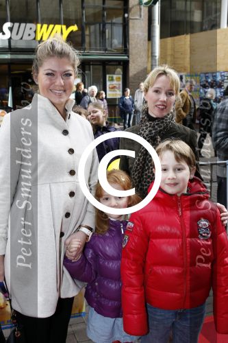 Amsterdam 20 maart 2011
Premiere Hop in Tuschinski. Pauline Wingelaar met kinderen van haar vriend
Peter Smulders bv