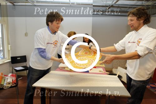 Arnhem 18 maart 2011
Koningin Beatrix Prins Bernhard jr Prins Pieter Christiaan en prinses Annette schilderen voor NL doet.
Peter Smulders bv