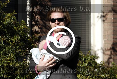 Amsterdam 19 maart 2011
Rutger Castricum met vriendin en baby op terras in Amsterdam.
Peter Smulders bv