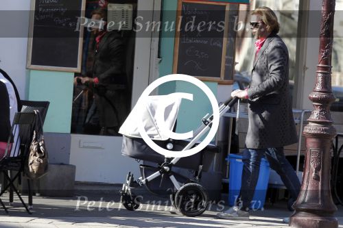Amsterdam 19 maart 2011
Rutger Castricum met vriendin en baby op terras in Amsterdam.
Peter Smulders bv