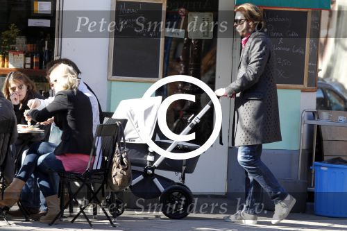 Amsterdam 19 maart 2011
Rutger Castricum met vriendin en baby op terras in Amsterdam.
Peter Smulders bv
