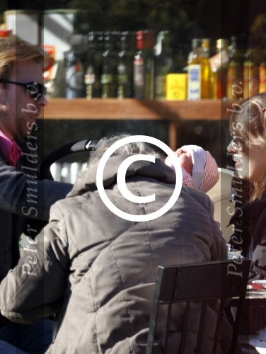 Amsterdam 19 maart 2011
Rutger Castricum met vriendin en baby op terras in Amsterdam.
Peter Smulders bv