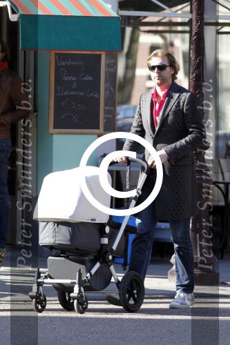 Amsterdam 19 maart 2011
Rutger Castricum met vriendin en baby op terras in Amsterdam.
Peter Smulders bv