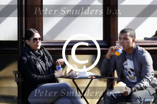 Amsterdam 23 maart 2011
Shanna Breukhoven met vriendje op terras.
Peter Smulders bv